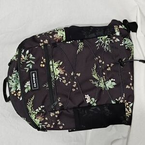 NWT Dakine WNDR 18L Solstice Floral Backpack